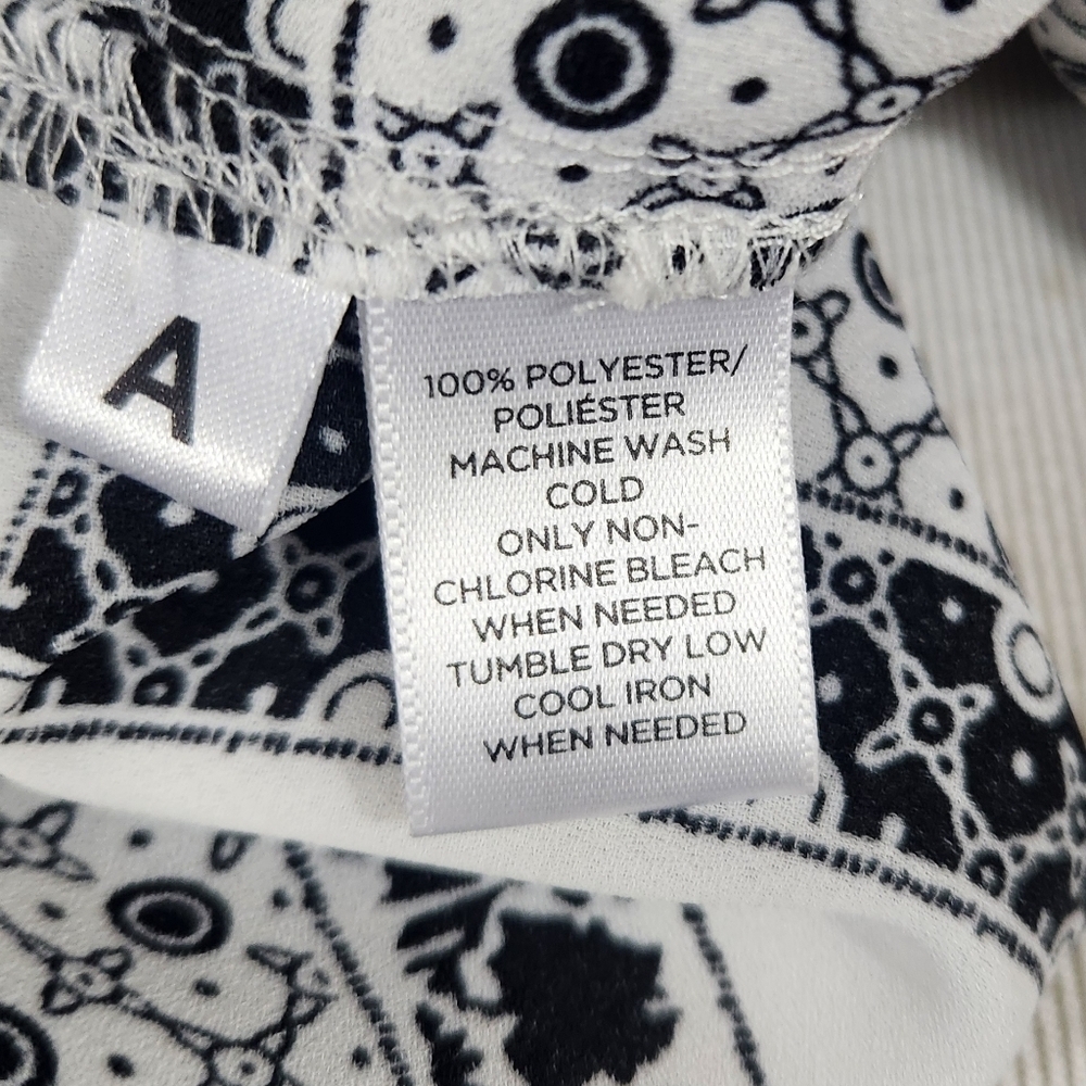 LOFT Black and White Geometric Blouse Top Size Medium - Picture 6 of 6